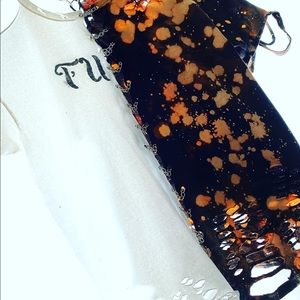 Distressed chain graphic tee!